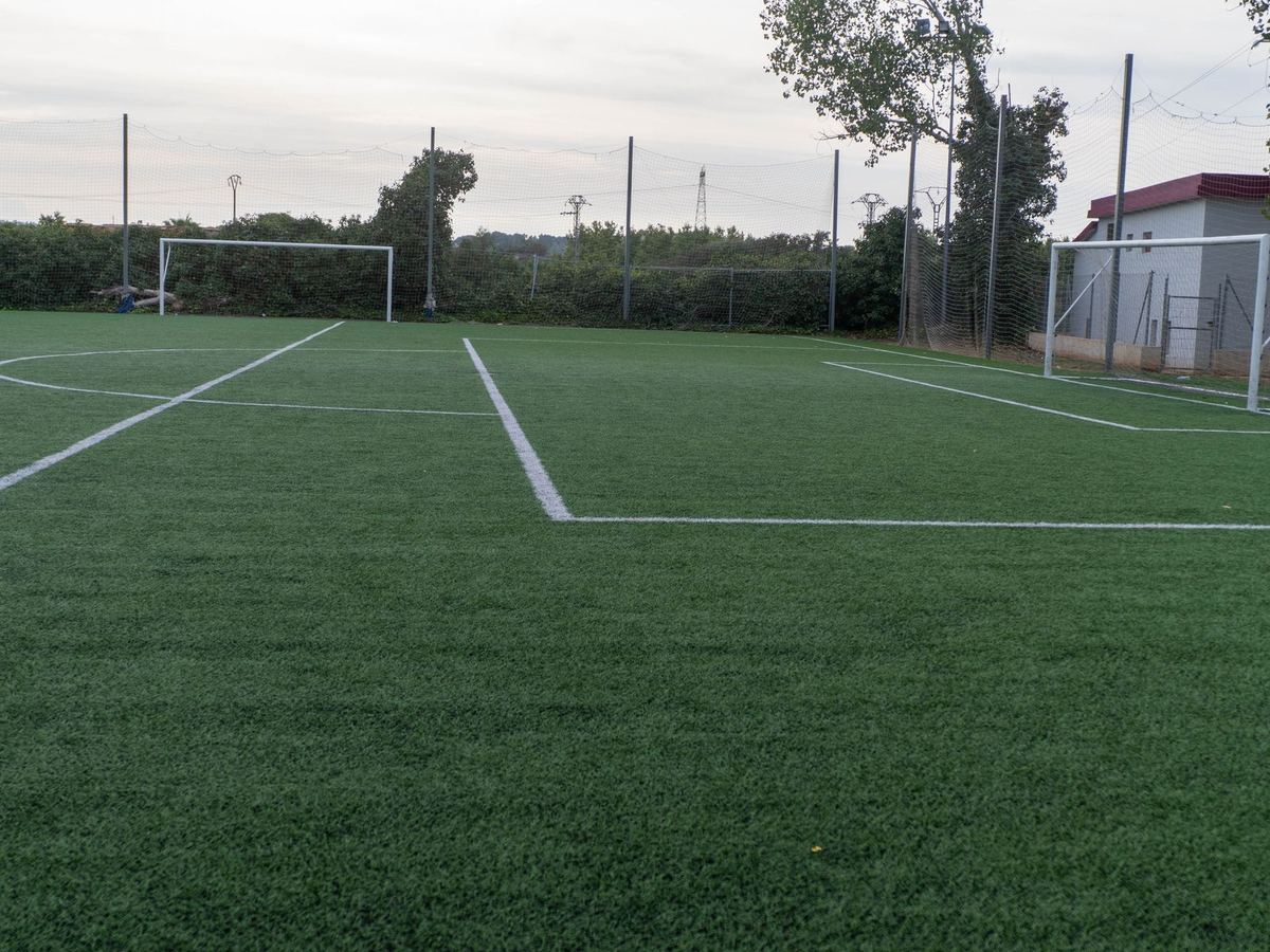 Campo de fútbol 8 de césped artificial con las dos porterías