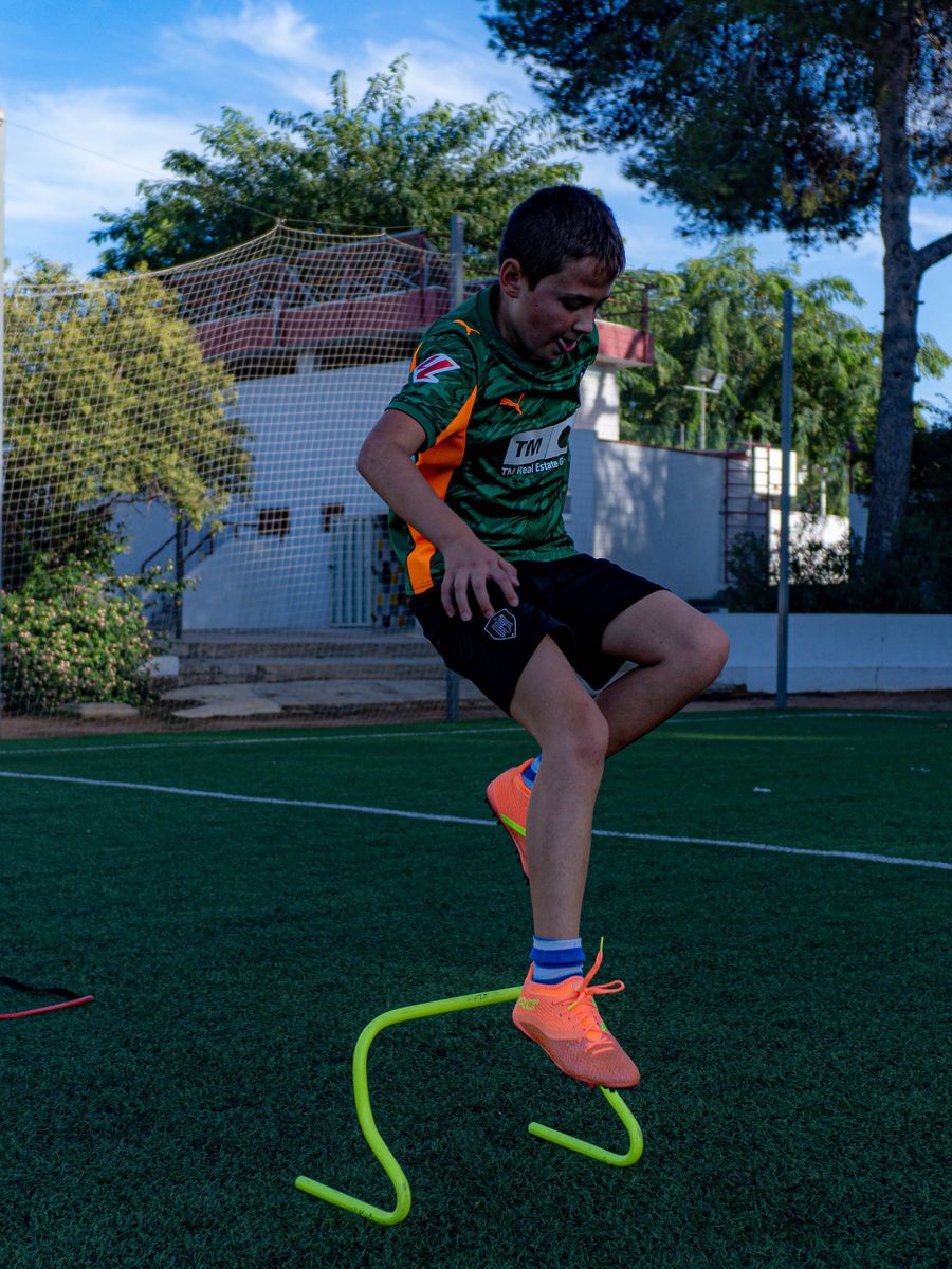 Jugador saltando una valla en un ejercicio de coordinación
